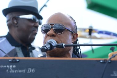 Stevie Wonder, Başkan Barack Obama 'nın 6 Kasım 2016' da Kissimmee Florida 'da başkanlık adaylığını destekleyen mitinginde performans sergiliyor..