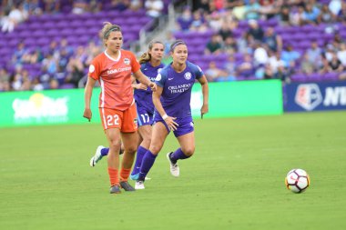 Orlando Pride, 22 Nisan 2018 'de Florida, Orlando' daki Exploria Stadyumu 'nda Houston Dash' e ev sahipliği yaptı..  