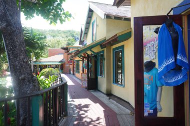 Renkli ahşap evler, sahil dükkanları