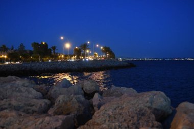 İskele ve şehir ışıklarının gece manzarası 