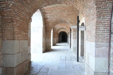 Kemer şeklindeki tuğla girişe bak