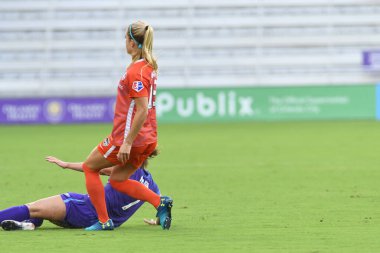 Orlando Pride, 22 Nisan 2018 'de Florida, Orlando' daki Exploria Stadyumu 'nda Houston Dash' e ev sahipliği yaptı..  