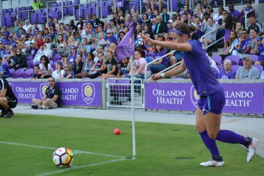 Orlando Pride, 22 Nisan 2018 'de Florida, Orlando' daki Exploria Stadyumu 'nda Houston Dash' e ev sahipliği yaptı..  