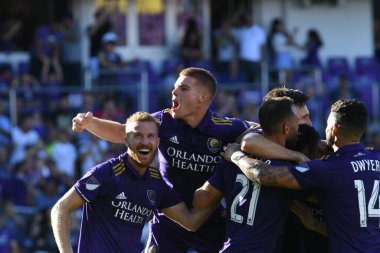 Orlando Magic oyuncusu Fournier, 25 Ekim 2018 tarihinde Orlando Florida 'daki Amway Center' da spor ceketlilere karşı gol atmaya çalıştı..  