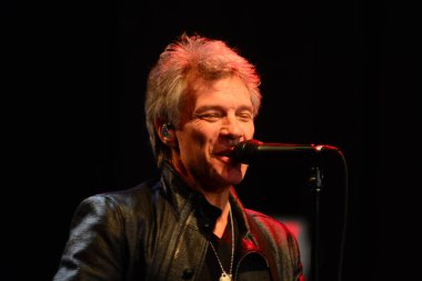 Şarkıcı Jon Bon Jovi, 5 Kasım 2016 'da St. Petersburg Florida' da Devlet Street Theater in Support of HIllary Clinton 'ın Başkan İhalesi' nde sahne alıyor.