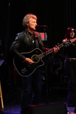Şarkıcı Jon Bon Jovi, 5 Kasım 2016 'da St. Petersburg Florida' da Devlet Street Theater in Support of HIllary Clinton 'ın Başkan İhalesi' nde sahne alıyor.