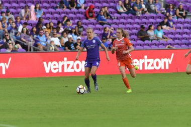 Orlando Pride, 22 Nisan 2018 'de Florida, Orlando' daki Exploria Stadyumu 'nda Houston Dash' e ev sahipliği yaptı..  