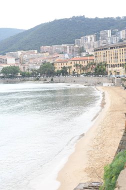 Bir kasaba ve sahil manzaralı güzel bir sahil manzarası.