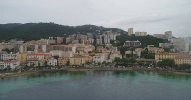 Güzel bir kıyı şeridi manzarası var. 