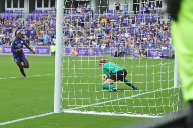 Orlando Pride 22 Nisan 2017 'de Orlando City Stadyumu' nda Washington Spirit 'e ev sahipliği yaptı..  