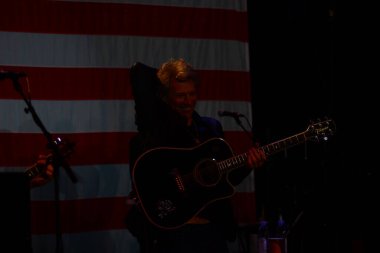 Şarkıcı Jon Bon Jovi, 5 Kasım 2016 'da St. Petersburg Florida' da Devlet Street Theater in Support of HIllary Clinton 'ın Başkan İhalesi' nde sahne alıyor.