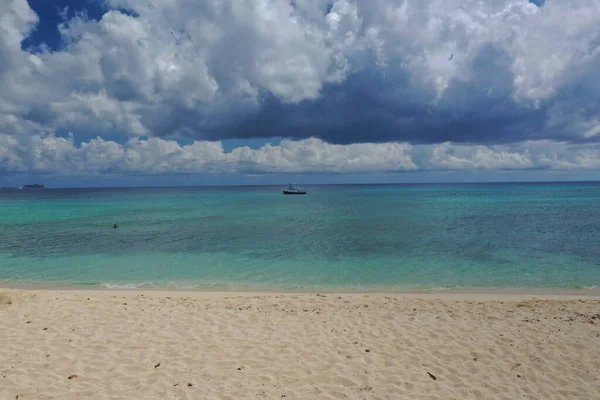 George Town 'daki Caymond Adası' ndaki en güzel plajların güzel manzarası. 