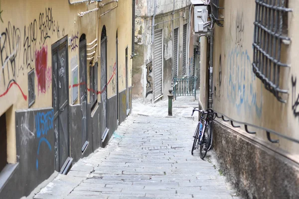 Beco Típico Europeu Edifícios Bonitos Antigos — Fotografia de Stock