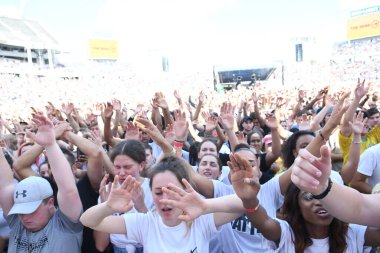 23 Şubat 2019 'da Orlando Florida' daki Dünya Kampı Stadyumunda Hristiyan Uyanışı.  
