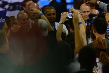 Başkan Barack Obama 28 Ekim 2016 'da Orlando Florida' daki CFE Arena 'da başkan adayı Hillary Clinton için bir kampanya mitingine ev sahipliği yaptı.. 