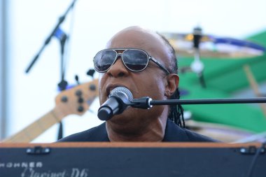 Stevie Wonder, Başkan Barack Obama 'nın 6 Kasım 2016' da Kissimmee Florida 'da başkanlık adaylığını destekleyen mitinginde performans sergiliyor..