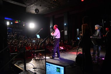 Şarkıcı Jon Bon Jovi, 5 Kasım 2016 'da St. Petersburg Florida' da Devlet Street Theater in Support of HIllary Clinton 'ın Başkan İhalesi' nde sahne alıyor.