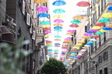 Cenova 'nın güzel şehrinde renkli şemsiyeler 