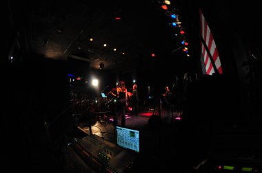 Şarkıcı Jon Bon Jovi, 5 Kasım 2016 'da St. Petersburg Florida' da Devlet Street Theater in Support of HIllary Clinton 'ın Başkan İhalesi' nde sahne alıyor.