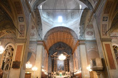 Fransa 'da küçük bir kilisenin içinde.