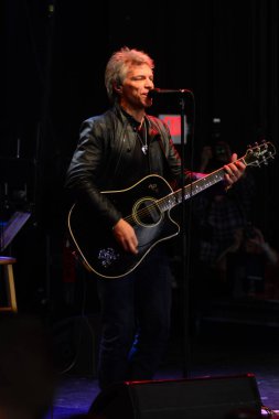 Şarkıcı Jon Bon Jovi, 5 Kasım 2016 'da St. Petersburg Florida' da Devlet Street Theater in Support of HIllary Clinton 'ın Başkan İhalesi' nde sahne alıyor.