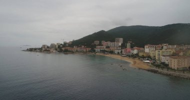 Güzel bir kıyı şeridi manzarası var. 