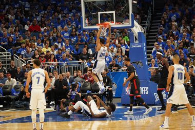 Orlando Magic 21 Nisan 2019 tarihinde Orlando Florida 'daki Amway Arena' da düzenlenen NBA Playoff 1 'de Toronto Rapçileri' ne ev sahipliği yapıyor..