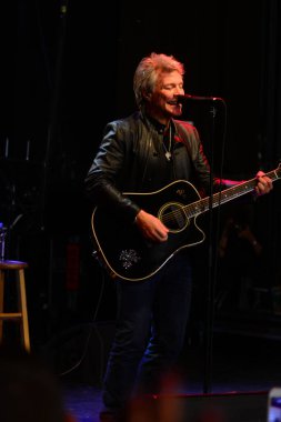 Şarkıcı Jon Bon Jovi, 5 Kasım 2016 'da St. Petersburg Florida' da Devlet Street Theater in Support of HIllary Clinton 'ın Başkan İhalesi' nde sahne alıyor.