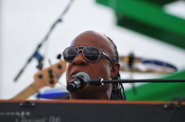 Stevie Wonder, Başkan Barack Obama 'nın 6 Kasım 2016' da Kissimmee Florida 'da başkanlık adaylığını destekleyen mitinginde performans sergiliyor..