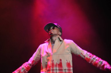 R & B Şarkıcısı Usher 12 Aralık 2014 'te Orlando Florida' daki Amway Center 'da sahne alacak..  