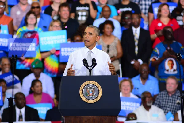 President Barack Obama Värd För Ett Kampanjmöte För Presidentkandidaten Hillary — Stockfoto