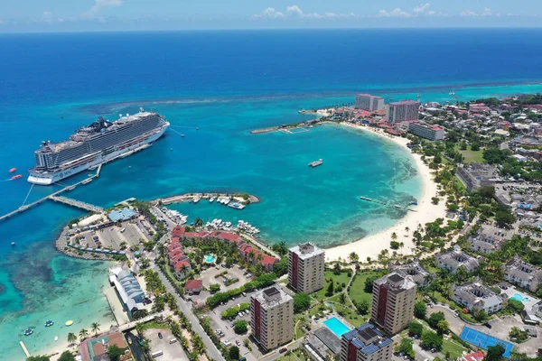 夏季牙买加奥乔里奥斯海滩的美丽景色 — 图库照片
