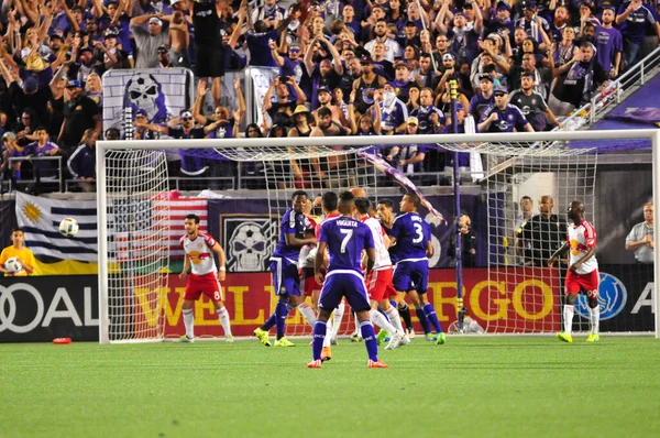 Orlando City SC, 6 Mayıs 2016 'da Orlando Florida' daki Dünya Kampı Stadyumu 'nda New York Red Bulls' a ev sahipliği yaptı..