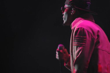 R & B Şarkıcısı Usher 12 Aralık 2014 'te Orlando Florida' daki Amway Center 'da sahne alacak..  