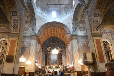 Fransa 'da küçük bir kilisenin içinde.