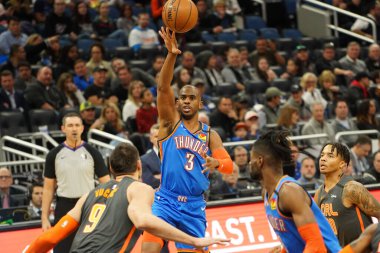 Oklahoma Thunder oyuncusu Chris Paul 22 Ocak 2020 Çarşamba günü Orlando Florida 'daki Amway Center' da basket atma girişiminde bulundu..  