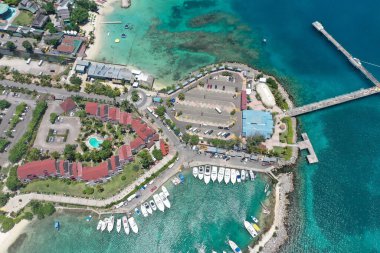 Bir yaz günü Ochos Rios Jamaika 'daki plajların güzel manzarası