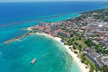 Bir yaz günü Ocho Rios Jamaika 'daki güzel plaj manzarası.