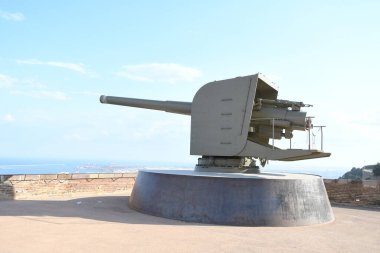 Kalenin ve müzenin silahları görünüyor.