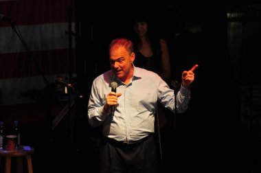 Şarkıcı Jon Bon Jovi, 5 Kasım 2016 'da St. Petersburg Florida' da Devlet Street Theater in Support of HIllary Clinton 'ın Başkan İhalesi' nde sahne alıyor.