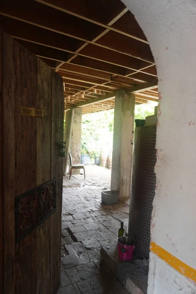 旧レンガ造りの入口の眺め — ストック写真