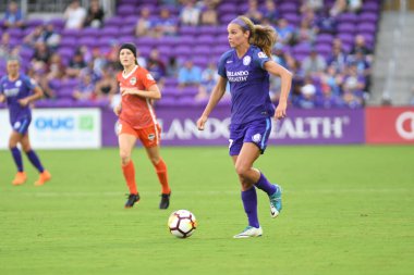 Orlando Pride, 22 Nisan 2018 'de Florida, Orlando' daki Exploria Stadyumu 'nda Houston Dash' e ev sahipliği yaptı..  