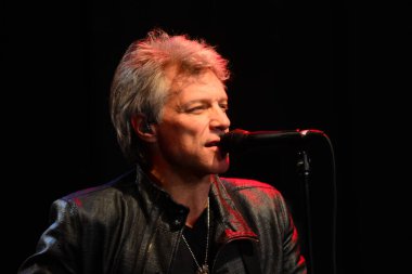Şarkıcı Jon Bon Jovi, 5 Kasım 2016 'da St. Petersburg Florida' da Devlet Street Theater in Support of HIllary Clinton 'ın Başkan İhalesi' nde sahne alıyor.