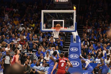 Orlando Magic 17 Ekim 2018 'de Orlando Florida' daki Amway Center 'da Miami Heat' i sunar..