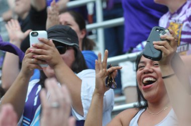 Orlando Pride 22 Nisan 2017 'de Orlando City Stadyumu' nda Washington Spirit 'e ev sahipliği yaptı..  