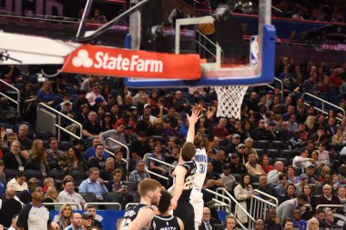 Orlando Magic, 19 Aralık 2018 tarihinde Orlando Florida 'daki Amway Center' da San Antonio Spurs 'a ev sahipliği yapmaktadır.