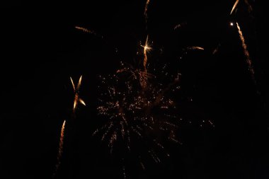 Karanlık gökyüzünde havai fişeklerin görüntüsü