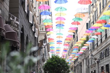 Cenova 'nın güzel şehrinde renkli şemsiyeler 