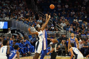 Orlando Magic 13 Ekim 2019 'da Florida, Orlando' daki Amway Center 'da Philadelphia 76ers' a ev sahipliği yaptı..