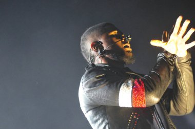 R & B Şarkıcısı Usher 12 Aralık 2014 'te Orlando Florida' daki Amway Center 'da sahne alacak..  